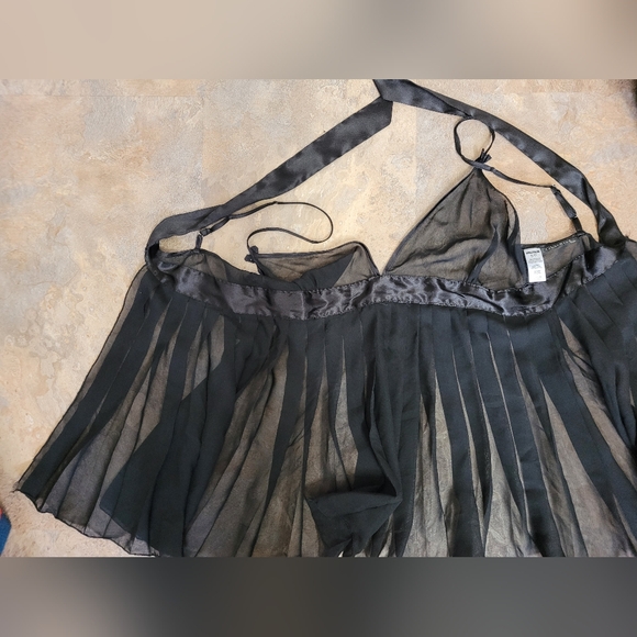 Satiny Lingerie with adjustable features. - Picture 5 of 7